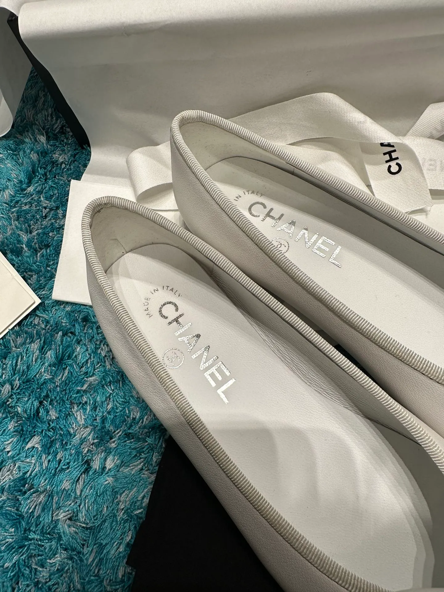 👟👟Ex-factory price 440👟👟 Chanel has been upgrading Chanel shoes ~ 2021ss top version HK overseas purchasing original cut at 1:1 Chanel Chanel Eternal Classic Bow Round Toe Ballet Shoes There are not many good quality, truly no pressure to enter and exit the counter. Regardless of the last type, leather material selection, and manufacturing process, they are all genuine craftsmanship and very sophisticated. ◾️Fabric: Mixed sheepskin imported from Italy ◾️Lining: Imported sheepskin (sweat-absorbent and soft) ◾️Sole: Italian special A-grade genuine leather sole (not ordinary thin sole in the market) ◾️Size: 35-39 [34 40 41 42 43 customization is not returnable]